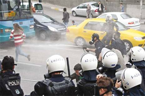 Pankartlı Öğrenciye Belaltından Vuruşlar | Kaos GL - LGBTİ+ Haber Portalı Haber