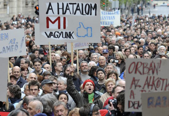 Macaristan’da Yeni Anayasa Muhalefeti Sokağa Döktü  Kaos GL - LGBTİ+ Haber Portalı