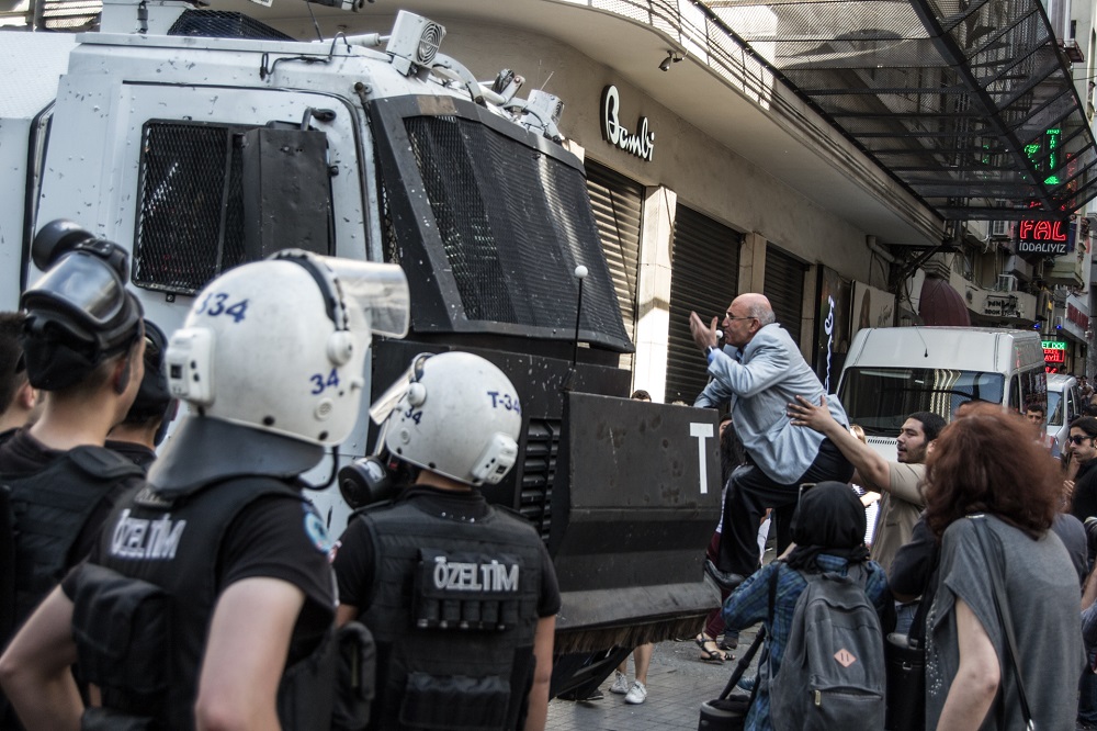 TOMA’lara fısıldayan vekil Tanal: TOMA’yı durdurmak görevim! Kaos GL - LGBTİ+ Haber Portalı