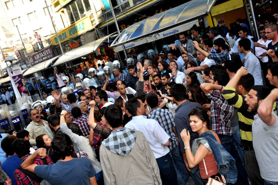 Gökçek’e Yumurtalı Protesto Kaos GL - LGBTİ+ Haber Portalı