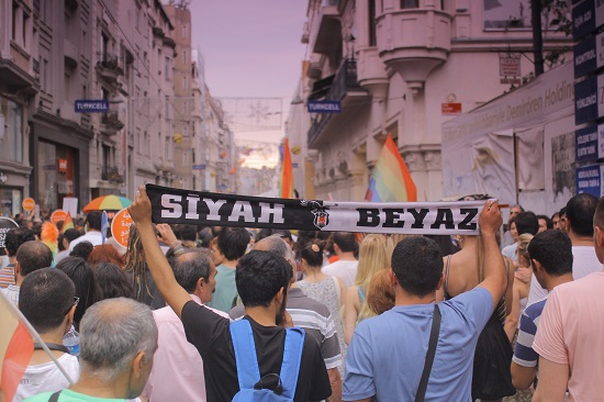 İstanbul LGBTİ Çarşı davasına çağırıyor! Kaos GL - LGBTİ+ Haber Portalı