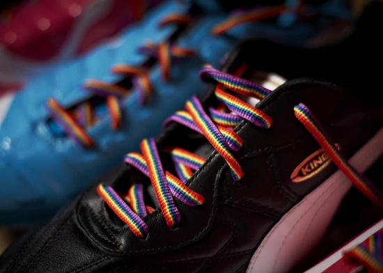 İngiltere eşcinsel futbolcuları gökkuşağı bağcıklarıyla destekliyor Kaos GL - LGBTİ+ Haber Portalı