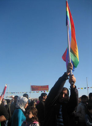 Newroz Ateşi Gökkuşağı Bayrağını da Dalgalandırdı! | Kaos GL - LGBTİ+ Haber Portalı Haber