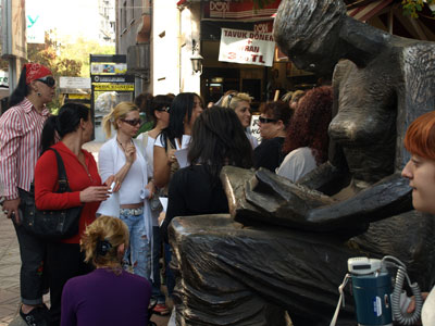 Dilekçe vermek isteyen transeksüellere polis barikatı | Kaos GL - LGBTİ+ Haber Portalı Haber