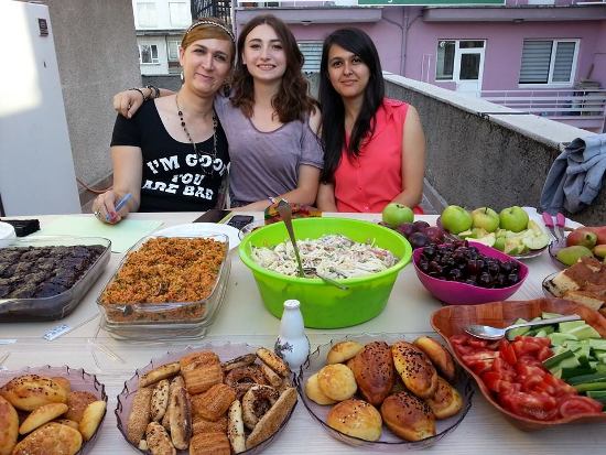 T-Kafe&rsquo;den açılış notları: Gökkuşağı keki, teras esintisi ve Sıla | Kaos GL - LGBTİ+ Haber Portalı Haber