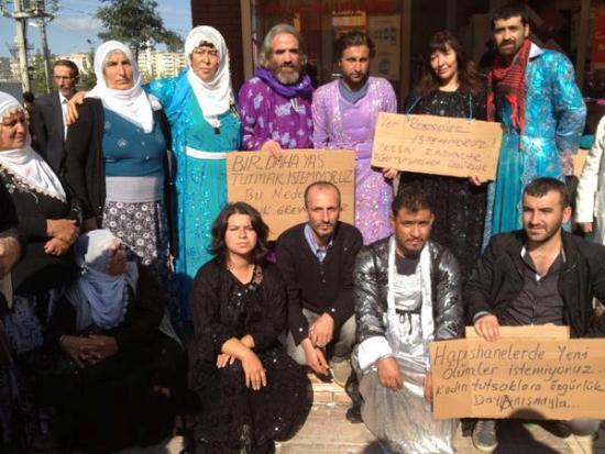 Aktivistler Roboskili Kadınların Düğün Elbiselerini Giydi | Kaos GL - LGBTİ+ Haber Portalı Haber