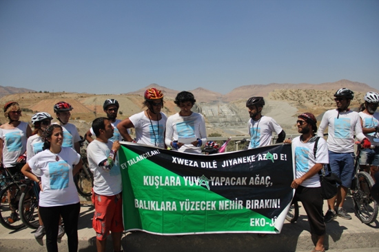 Eko-Jîn Aktivistleri Ilısu Barajını Taşladılar | Kaos GL - LGBTİ+ Haber Portalı Haber