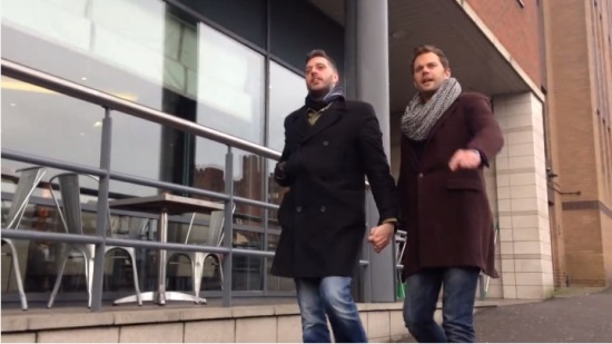 Heteroseksüel erkeklerden el ele homofobi deneyi | Kaos GL - LGBTİ+ Haber Portalı Haber