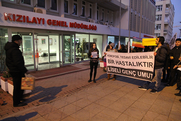 Liseli Genç Umut&rsquo;tan Kızılay önünde homofobi protestosu | Kaos GL - LGBTİ+ Haber Portalı Haber