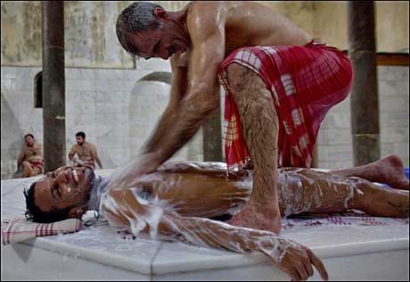 Türk Hamamlarında Erkek Erkeğe Yıkanmak Yasaklandı | Kaos GL - LGBTİ+ Haber Portalı Haber