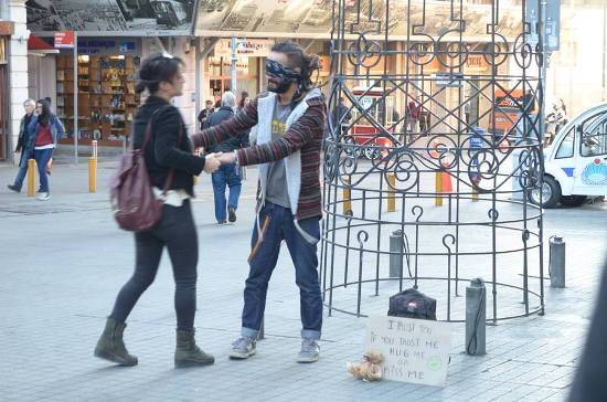 &lsquo;Güven bana&rsquo; diyen LGBTİ aktivisti Yırca için zeytin çekirdeği topluyor | Kaos GL - LGBTİ+ Haber Portalı Haber