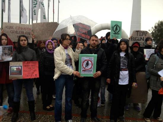 Deri ve Kürk Fuarı Protesto Edildi | Kaos GL - LGBTİ+ Haber Portalı Haber