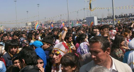 Gökkuşağı Bayrağı Newroz&rsquo;da Barış Coşkusuyla Dalgalandı | Kaos GL - LGBTİ+ Haber Portalı Haber