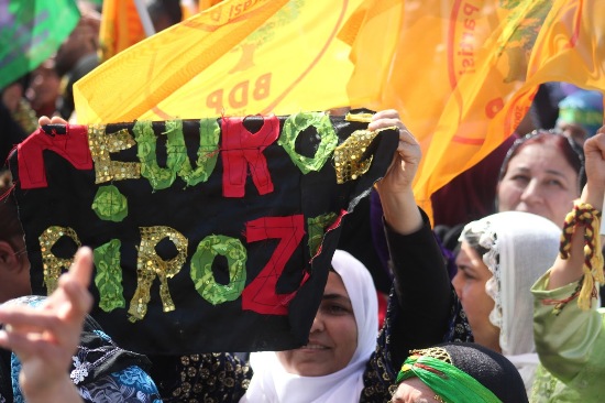 Irkçı Kışkırtmaya Rağmen Newroz İzmir&rsquo;de Coşkuyla Kutlandı | Kaos GL - LGBTİ+ Haber Portalı Haber