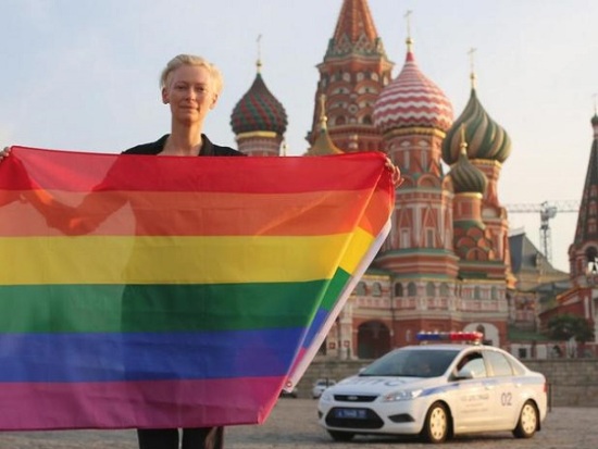 Tilda Swinton Gökkuşağı Bayrağını Rus LGBT’ler İçin Açtı Kaos GL - LGBTİ+ Haber Portalı