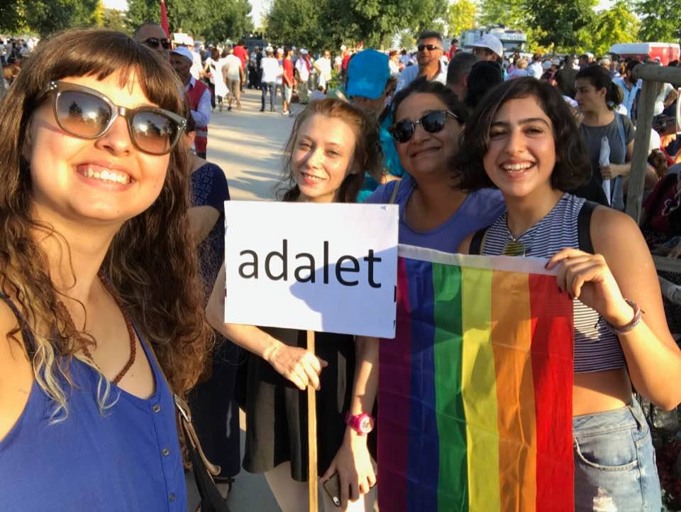 Sedef Çakmak: Adalet Yürüyüşü&rsquo;ndeki gökkuşağı bayrağı umut veriyor | Kaos GL - LGBTİ+ Haber Portalı Haber