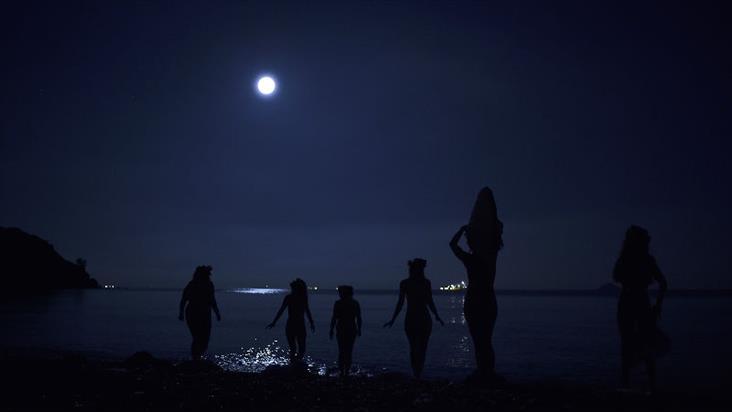 “Ayışığında Yıkanan Kadınlar” Filmmor’da | Kaos GL - LGBTİ+ Haber Portalı Haber