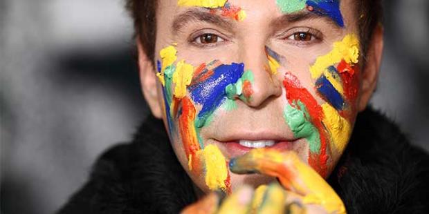 Aydın: Sahnede alkışlandım, arkamı döndüğümde alay ettiler | Kaos GL - LGBTİ+ Haber Portalı Haber