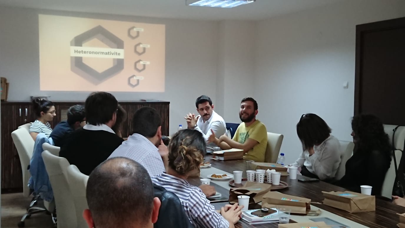 LGBTİ+ temel kavramlar İzmir Barosu’nda konuşuldu | Kaos GL - LGBTİ+ Haber Portalı Haber