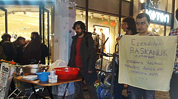 Taksim&rsquo;de Bombalara Karşı Sofralar&rsquo;a polis saldırısı | Kaos GL - LGBTİ+ Haber Portalı Haber