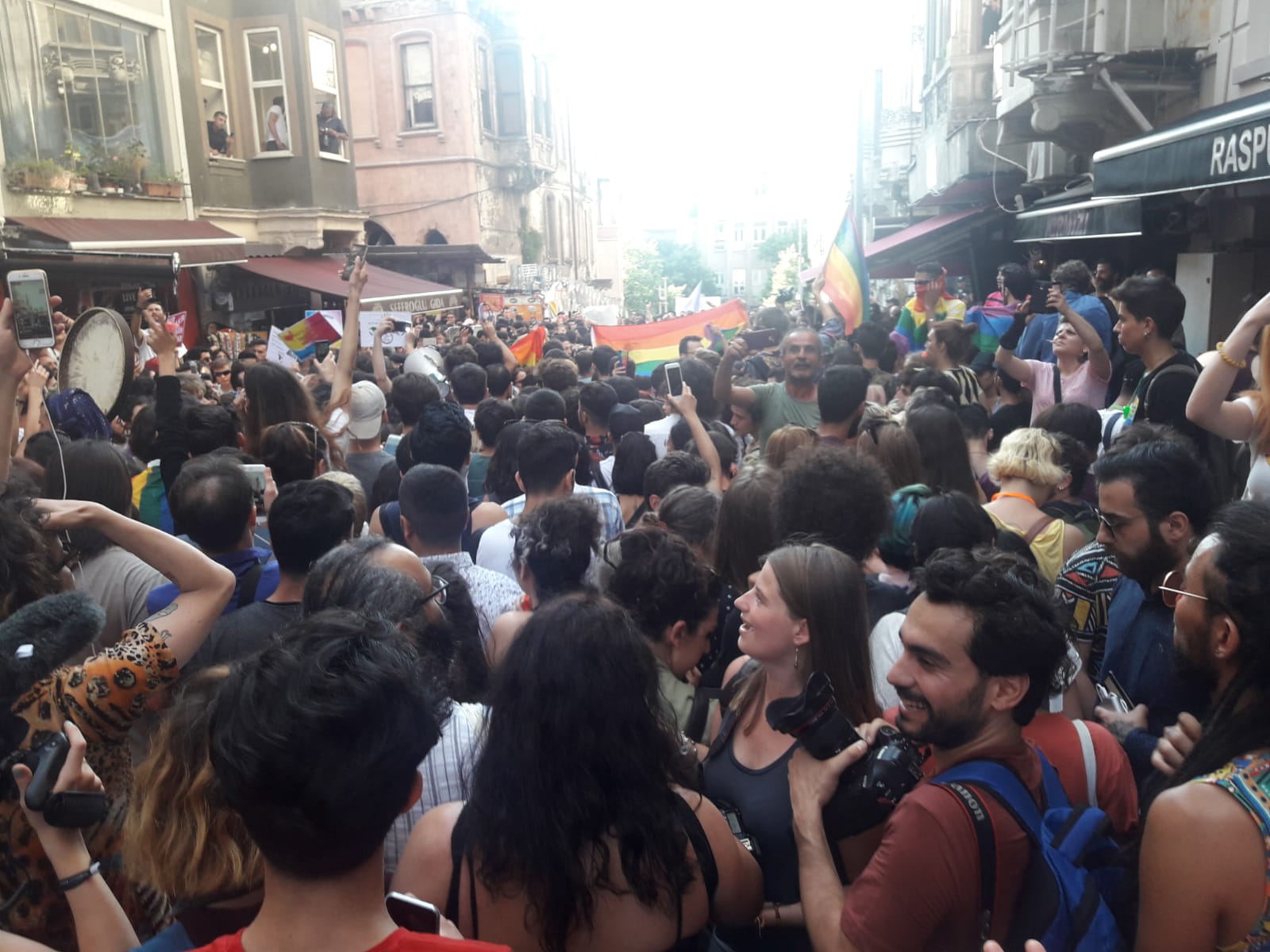 Sanatçılar “Onur” dedi | Kaos GL - LGBTİ+ Haber Portalı Haber