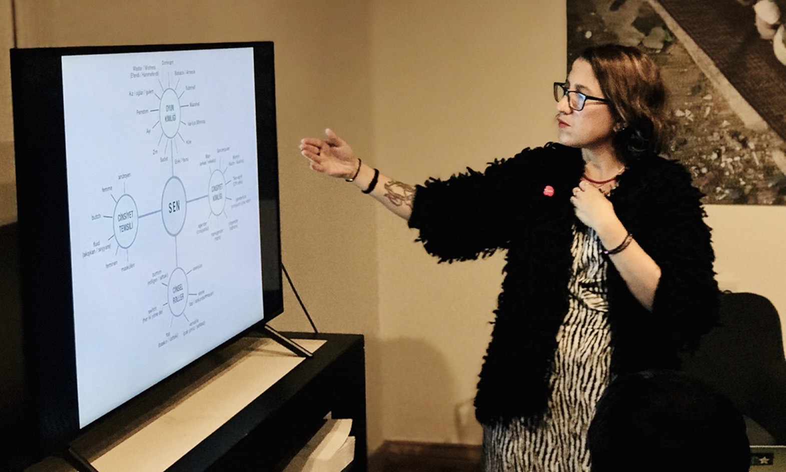 “Cinsiyet, bize verilen dilde, her birimizin kendi yazdığı şiirdir” | Kaos GL - LGBTİ+ Haber Portalı Haber