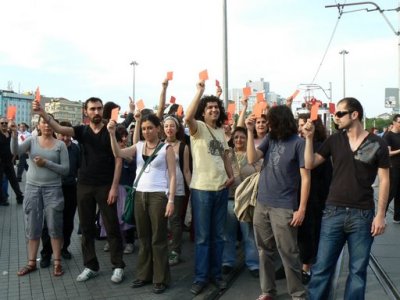 Homofobi’ye Kırmızı Kart Gösteriyoruz! Kaos GL - LGBTİ+ Haber Portalı