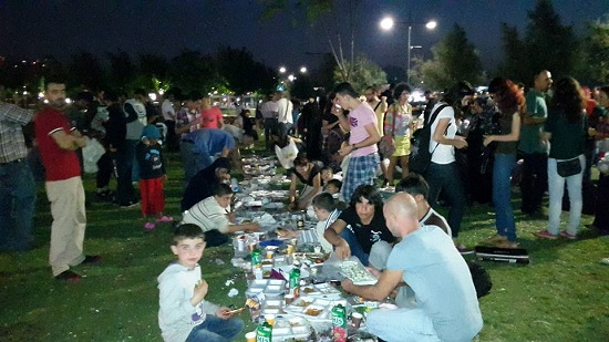 Yeryüzü sofrası mültecilerle buluştu | Kaos GL - LGBTİ+ Haber Portalı Haber