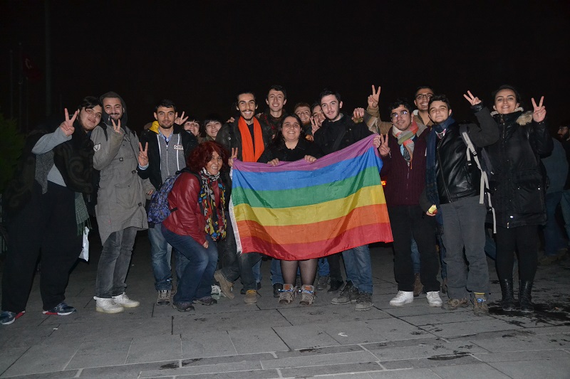 Trans erkeğe gözaltında cinsel taciz: &lsquo;Gösteririm sana erkek olmayı!&rsquo; | Kaos GL - LGBTİ+ Haber Portalı Haber