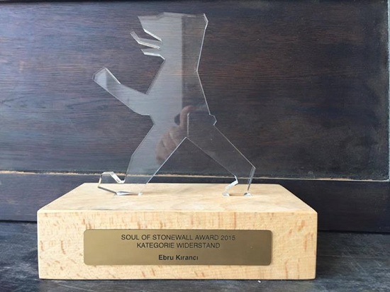 Ebru Kırancı&rsquo;ya Stonewall Ruhu Özel ödülü | Kaos GL - LGBTİ+ Haber Portalı Haber