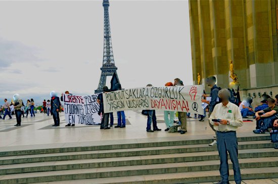 Fransız Anarşistlerden Türkiyeli Tutsak Anarşistler İçin Eylem! | Kaos GL - LGBTİ+ Haber Portalı Haber
