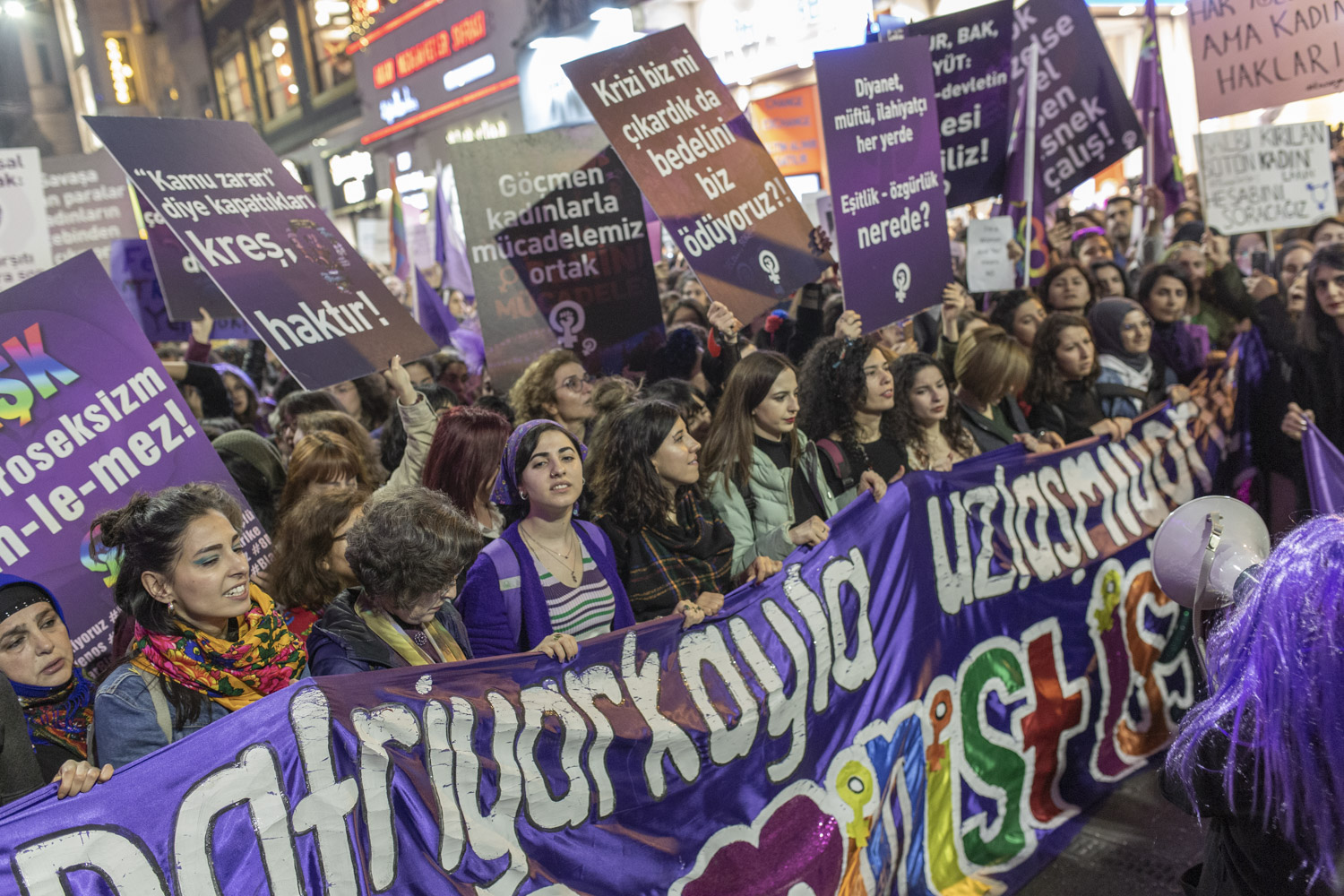 “On binlerce kadına uygulanan polis şiddetinin üzeri yalan haberle örtülemez” | Kaos GL - LGBTİ+ Haber Portalı Haber