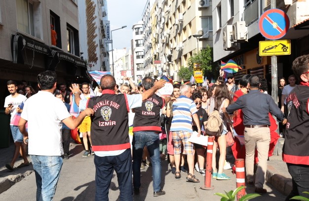 7. LGBTİ+ Onur Yürüyüşü’ne polis saldırdı | Kaos GL - LGBTİ+ Haber Portalı