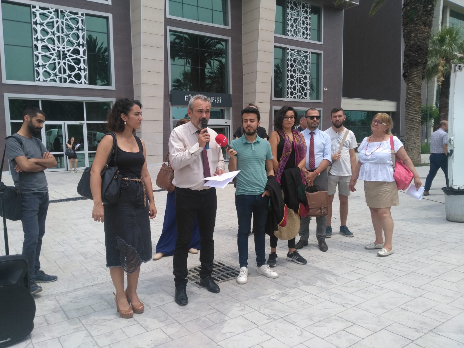 İzmir Barosu: İzmir Valiliği suç işliyor! | Kaos GL - LGBTİ+ Haber Portalı Haber