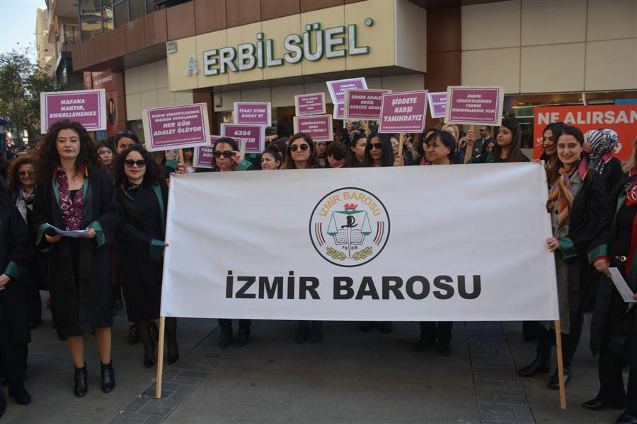 İzmir’de avukatlar 8 Mart için yürüdü | Kaos GL - LGBTİ+ Haber Portalı Haber