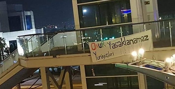 Kocaeli’de köprüye pankart: Onur yürüyüşleri yasaklanamaz | Kaos GL - LGBTİ+ Haber Portalı Haber