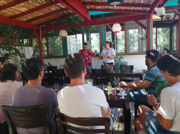 Medya Okulu Karaburun’daydı: Bir köpeğin insanı ısırması neden haber olmasın ki? | Kaos GL - LGBTİ+ Haber Portalı