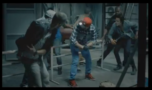 Klibal Enfeksiyon: Hadise  Aşk Kaç Beden Giyer? | Kaos GL - LGBTİ+ Haber Portalı Haber