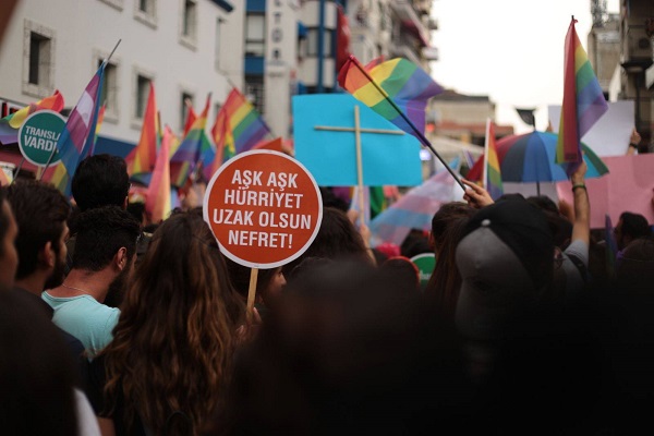 İzmir’de nefret saldırısı: ‘İbne misin, burada ne işin var?’ Kaos GL - LGBTİ+ Haber Portalı