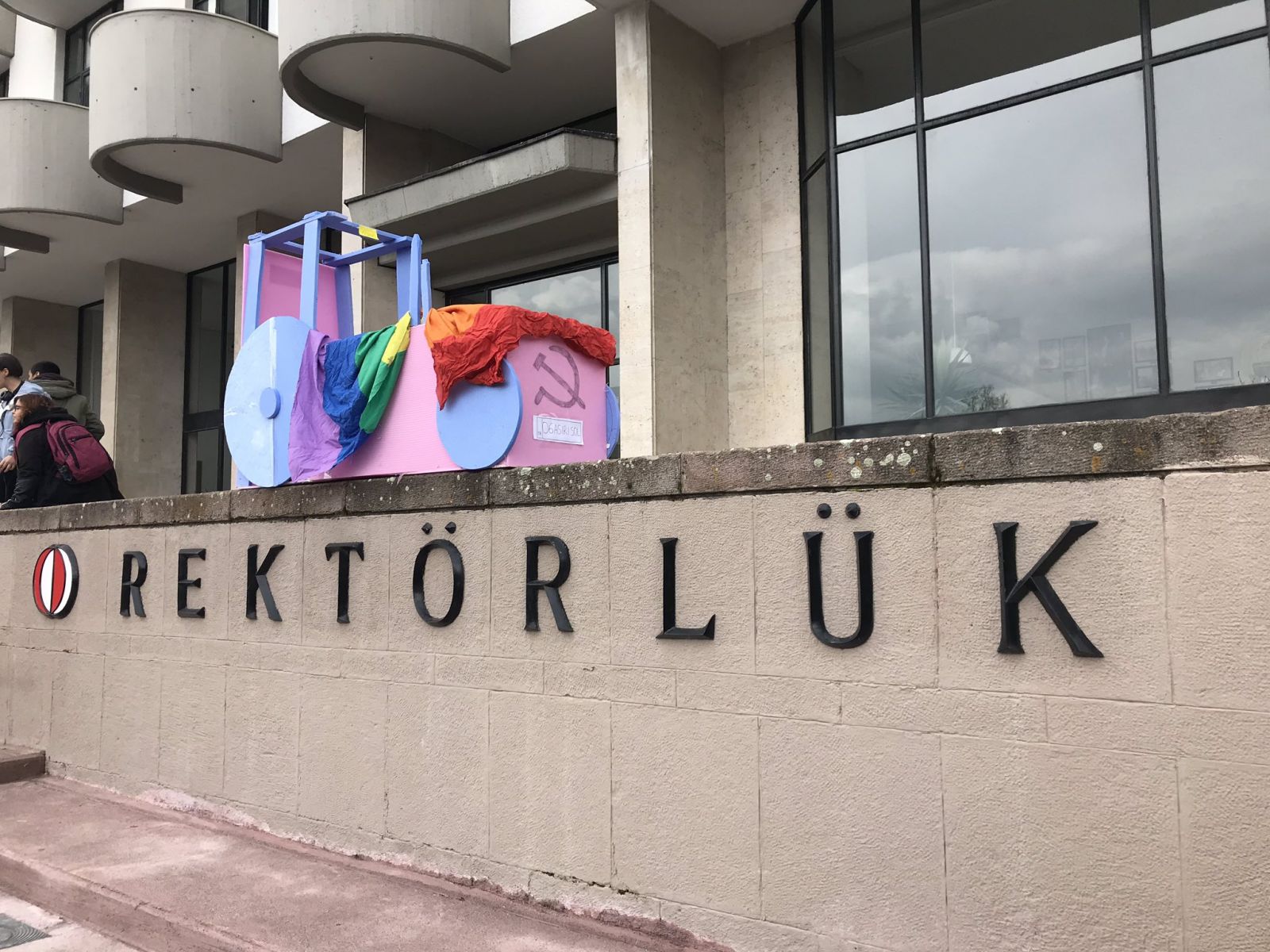 ODTÜ’de gökkuşaklı traktör maketi | Kaos GL - LGBTİ+ Haber Portalı Haber