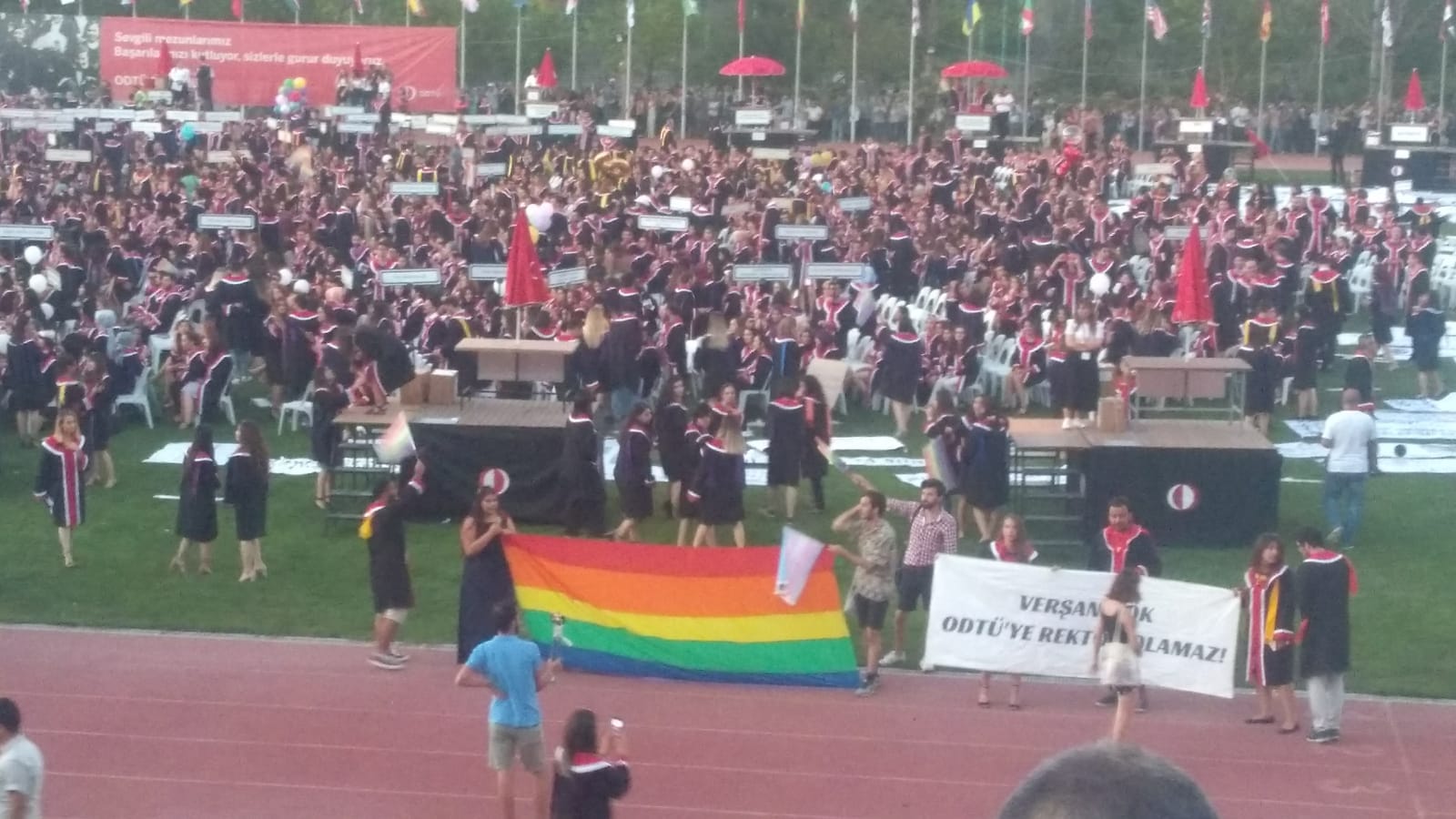 ODTÜ’de bu sefer de mezuniyette açılan gökkuşağı bayrağına soruşturma! | Kaos GL - LGBTİ+ Haber Portalı Haber