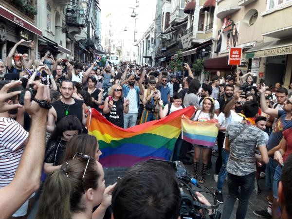 Haziran: Onur kimseden istenmez, sadece dayanışmayla kazanılır... | Kaos GL - LGBTİ+ Haber Portalı Haber