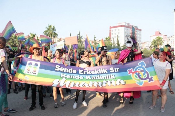Mersin 7 Renk&rsquo;ten Onur Yürüyüşü&rsquo;ne davet videosu | Kaos GL - LGBTİ+ Haber Portalı Haber