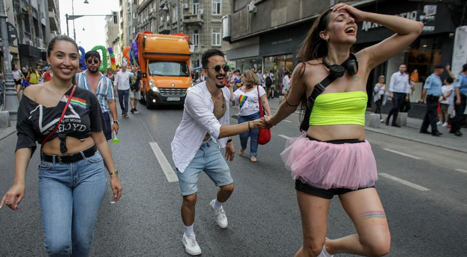 Bükreş Onur Yürüyüşü’nde binler yürüdü | Kaos GL - LGBTİ+ Haber Portalı Haber