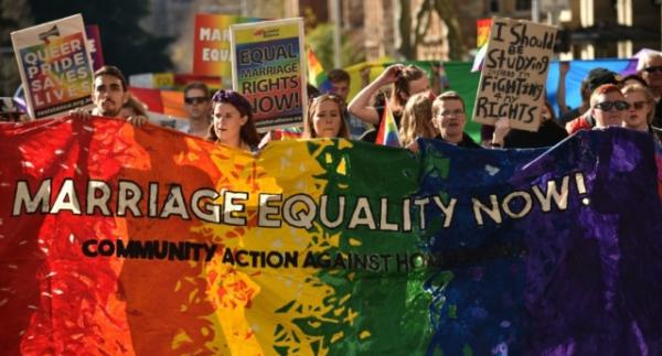 Sydney&rsquo;de yüzlerce kişi evlilik eşitliği için yürüdü | Kaos GL - LGBTİ+ Haber Portalı Haber
