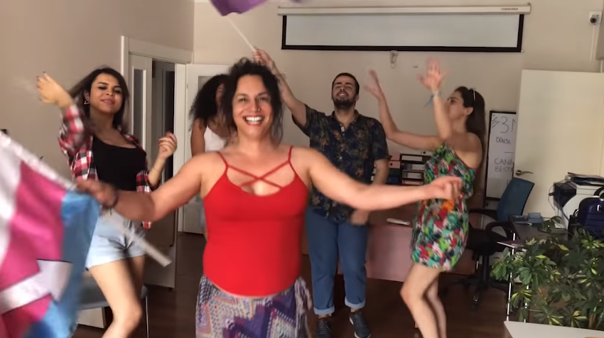 Pembe Hayat: İntizar ve Sinem Gedik’in yanındayız! | Kaos GL - LGBTİ+ Haber Portalı Haber