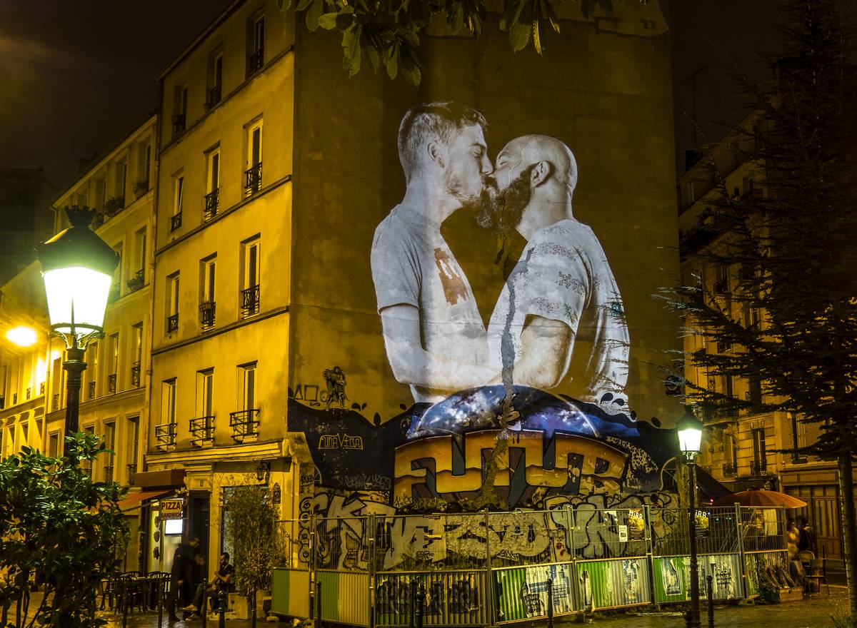 Paris duvarlarında öpücüğün dokunuşu! Kaos GL - LGBTİ+ Haber Portalı