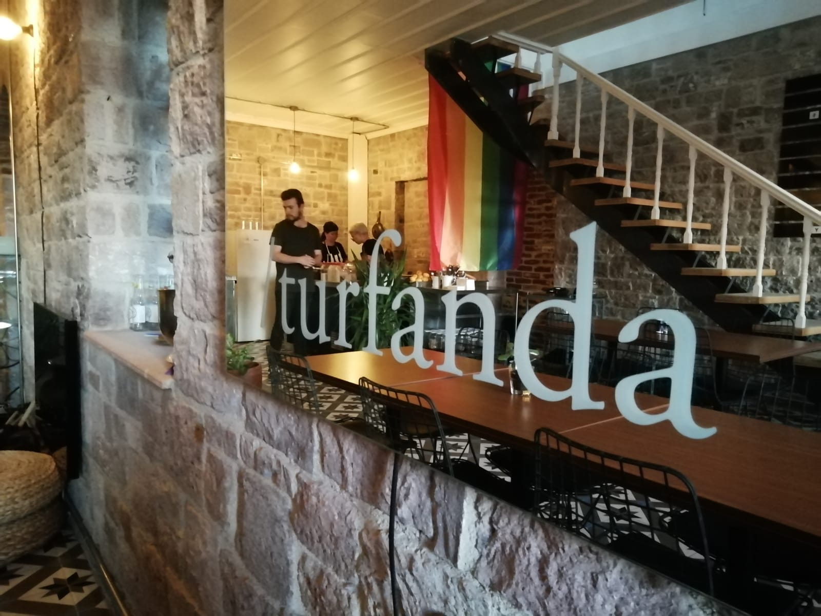 “Müşterilerimle LGBTİ+ özgürleşmesi ve hayvan özgürlüğü konuşabiliyorum” | Kaos GL - LGBTİ+ Haber Portalı Haber