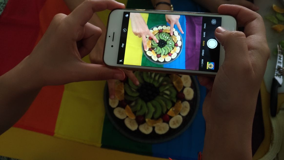 Sömürüsüz, vegan ve rengarenk: Pride pastası! Kaos GL - LGBTİ+ Haber Portalı